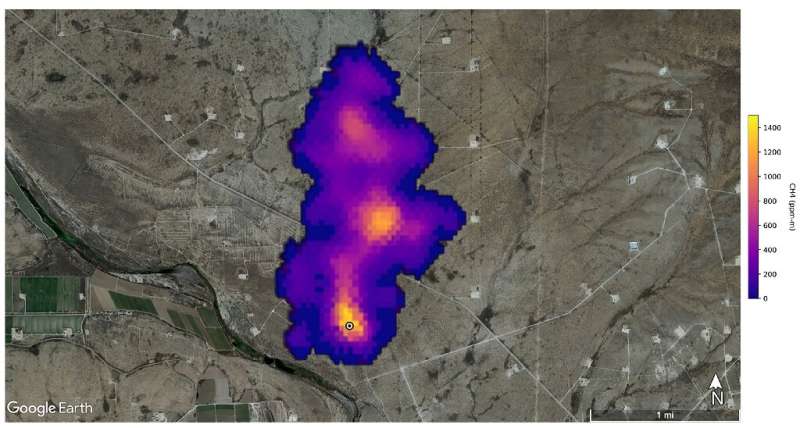 На этом рекламном спутниковом снимке из НАСА/Лаборатории реактивного движения и Калифорнийского технологического института виден шлейф метана длиной две мили (3,3 км),