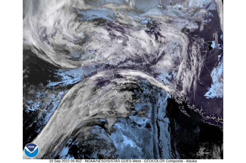 На этом спутниковом снимке, предоставленном NOAA/NESDIS/STAR GOES, виден шторм у западного побережья Аляски ранним утром 18 сентября 202 года.