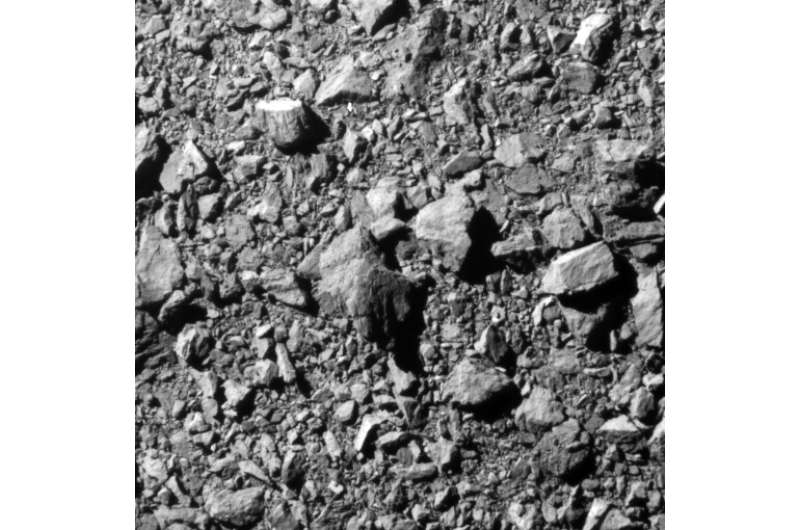 На этом снимке показано последнее полное изображение спутника астероида Диморфос, полученное с помощью устройства формирования изображений DRACO на космическом аппарате НАСА Double Asteroid Re.