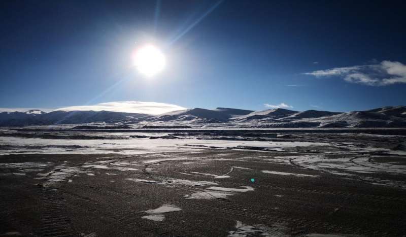 Uneven wetting under climate change is causing diverse variations in the thawing of frozen ground on the Tibetan Plateau