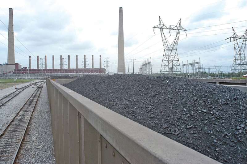 Utility backs solar farm atop capped Kentucky coal ash pit