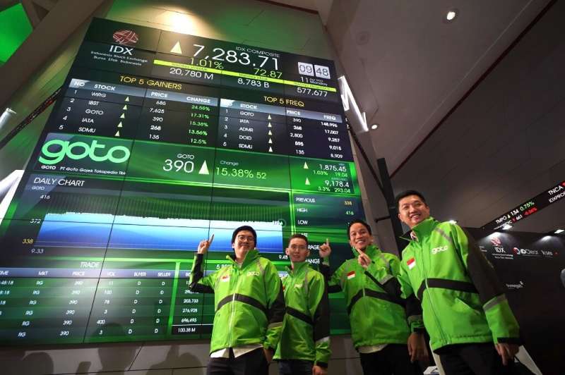 Wearing the black-and-green jacket of a Gojek driver, GoTo CEO Andre Soelistyo (second right) pressed the opening bell at the Ja