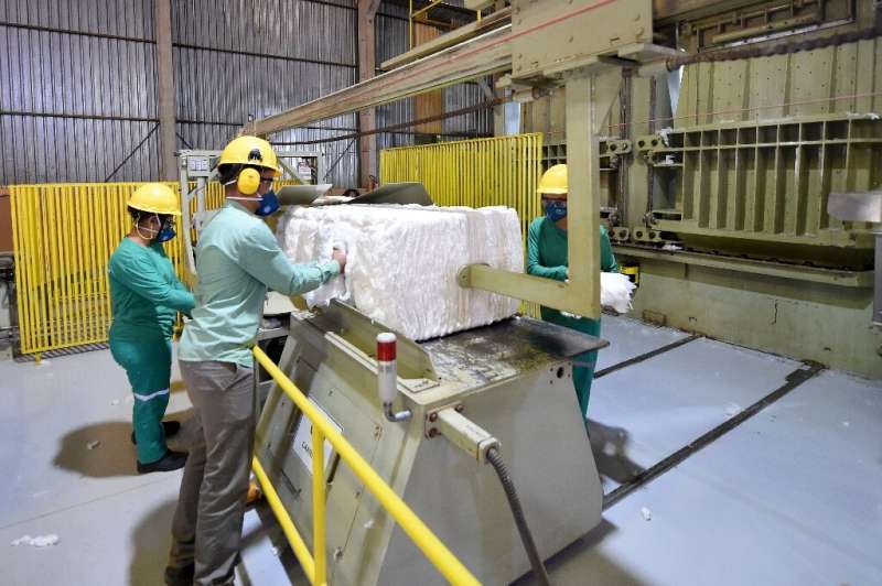 Los trabajadores toman muestras de fardos de algodón en la finca Pamplona en Cristalina, Brasil, el 14 de julio de 2022
