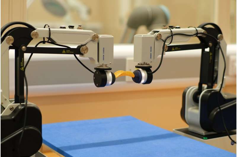  New dual-arm robot achieves bimanual tasks by leaning from simulation
