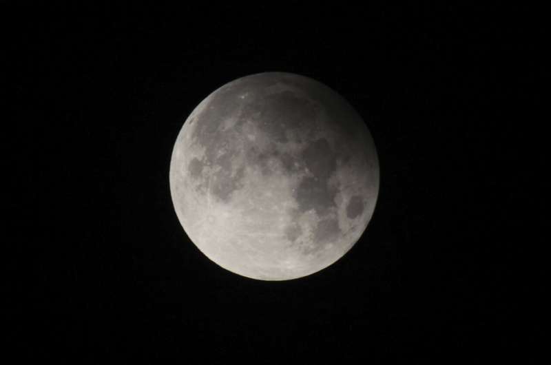 Первое лунное затмение 2023 года немного омрачило полнолуние