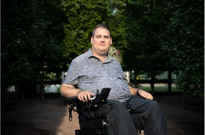 Um implante cerebral permitiu que Ian Burkhart fechasse a mão pela primeira vez desde que ficou paralisado em um acidente de mergulho