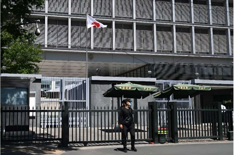 Một viên gạch bị ném vào đại sứ quán Nhật Bản ở Bắc Kinh sau khi xả nước thải đã qua xử lý