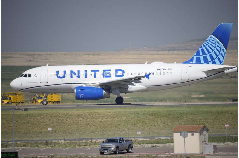 A busy summer pushes United Airlines to a $1.14 billion profit, but fuel cost will hurt 4Q results