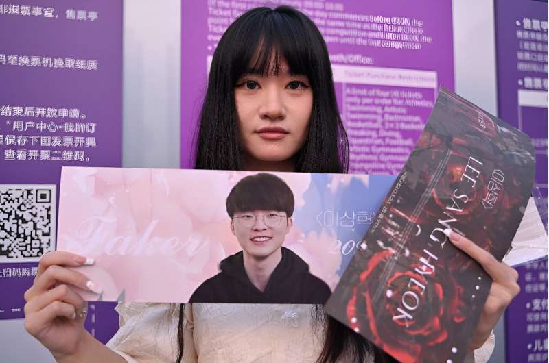 A fan of Lee &quot;Faker&quot; Sang-hyeok shows off her sign