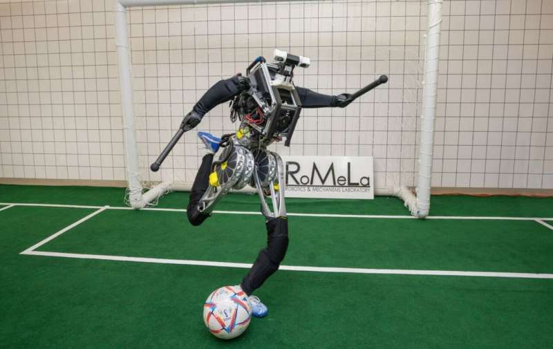 Un robot humanoïde se prépare à l'action