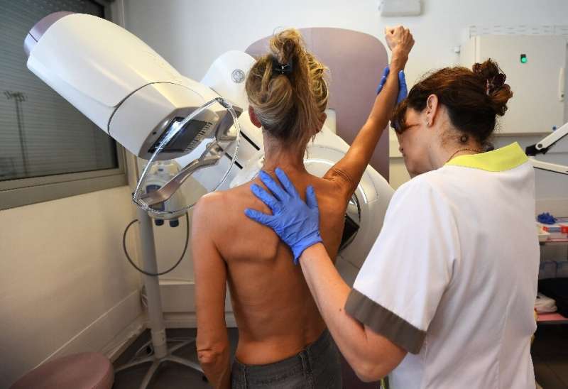 تصویر یک بیمار قبل از ماموگرافی در موسسه سرطان پائولی-کالمت در فرانسه در سال 2017 است.