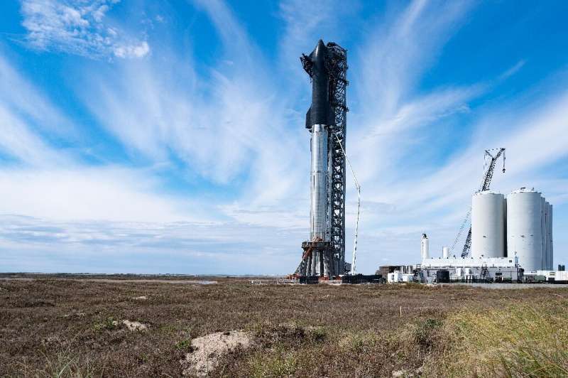Прототип Starship, огромной ракеты, созданной SpaceX, находится на стартовой площадке в Бока-Чика, штат Техас, февраль 2022 года.