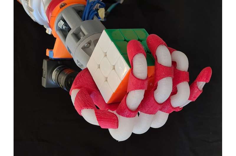 A soft and scalable robotic hand based on multiple materials