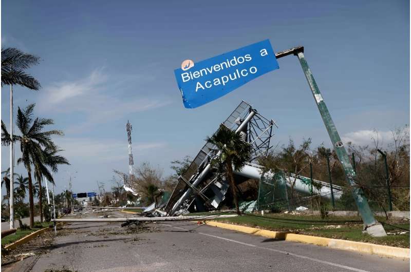 Вид на ущерб, нанесенный ураганом Отис возле международного аэропорта Акапулько.