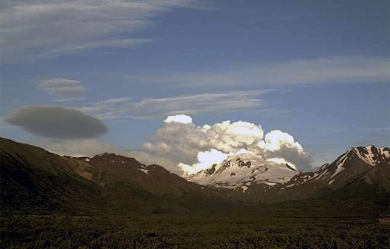 A week-long eruption of an Alaska volcano has slowed after spewing another large ash cloud