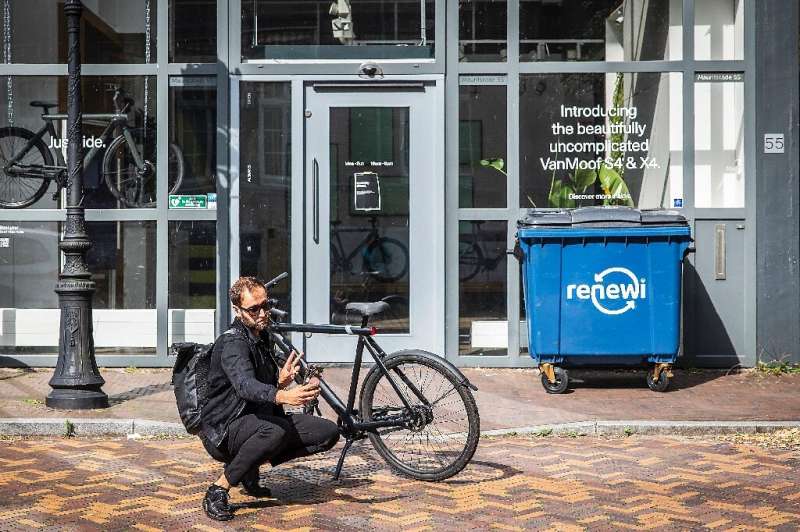 Amsterdam police asked owners not to try to press criminal charges over bikes stuck in VanMoof's repair shop