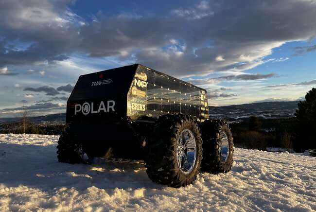 Un rover antarctique effectue des recherches dans la neige