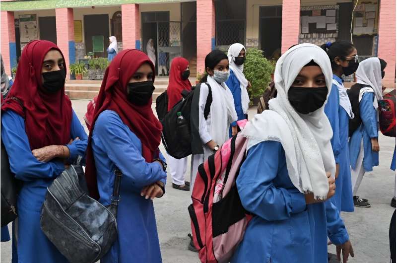 Authorities in Pakistan ordered students in the city of Lahore to wear masks during school starting Thursday, an effort to protect against hazardous air pollution