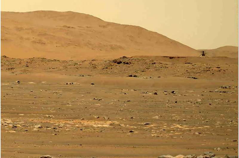 Китайский марсоход обнаружил следы недавней воды в песчаных дюнах