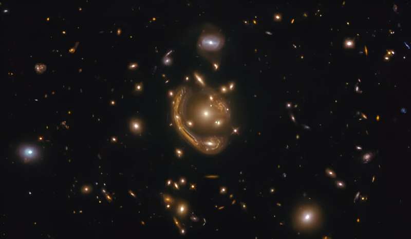 Civilizations could use gravitational lenses to transmit power from star to star