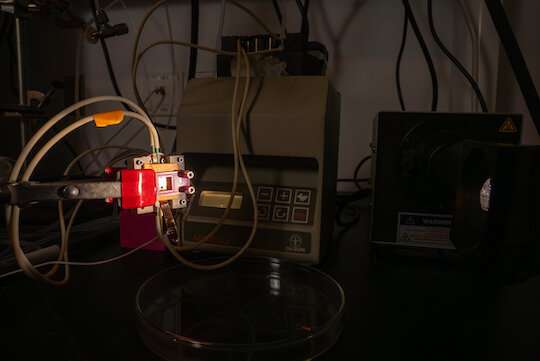 Device makes hydrogen from sunlight with record efficiency