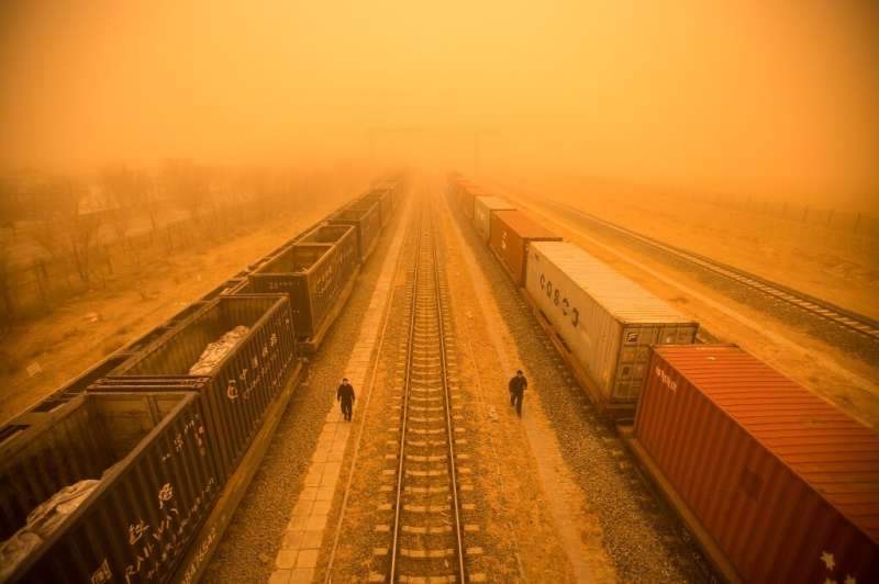 El polvo envolvió partes del norte y noroeste de China en una neblina anaranjada enfermiza