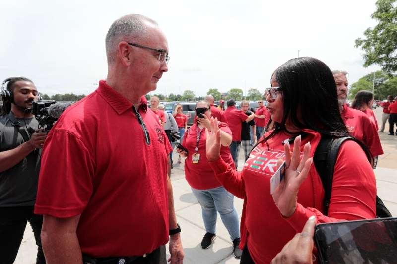 Earlier this month, UAW President Shawn Fain shunned the symbolic handshake with car executives to kick off negotiations and ins
