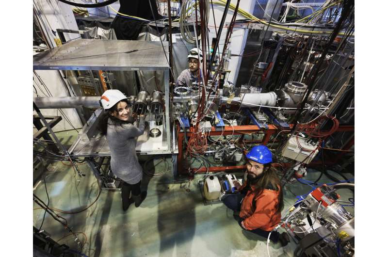 Exotic atomic nucleus sheds light on the world of quarks