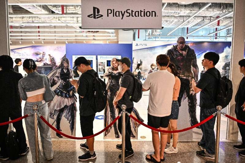 Final Fantasy fans queue in Seoul to grab the game's latest edition