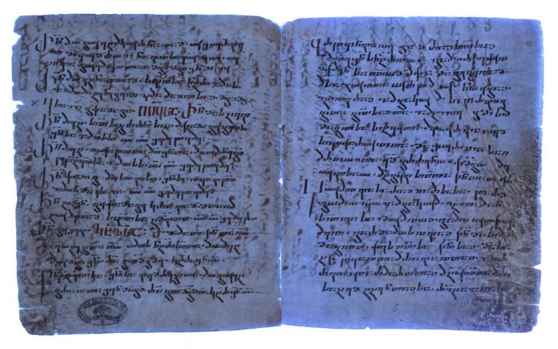 El fragmento de la traducción siríaca del Nuevo Testamento bajo luz ultravioleta Crédito: Biblioteca Vaticana