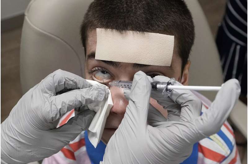 Las gotas para los ojos de terapia génica restauraron la vista de un niño.  Tratamientos similares podrían ayudar a millones