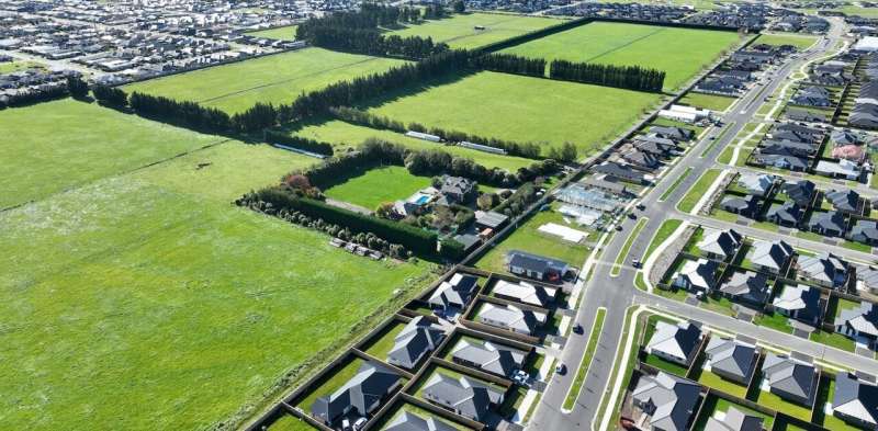 Growing NZ cities eat up fertile land—but housing and food production can co-exist