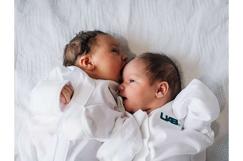 Gêmeos saudáveis ​​nascidos de mulher que estava grávida em cada um de seus dois úteros