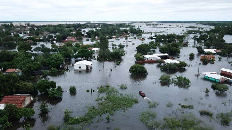 Heavy rains and floods have hit Argentina, Uruguay, Paraguay and Brazil in what climate experts attribute to the El Nino phenomenon