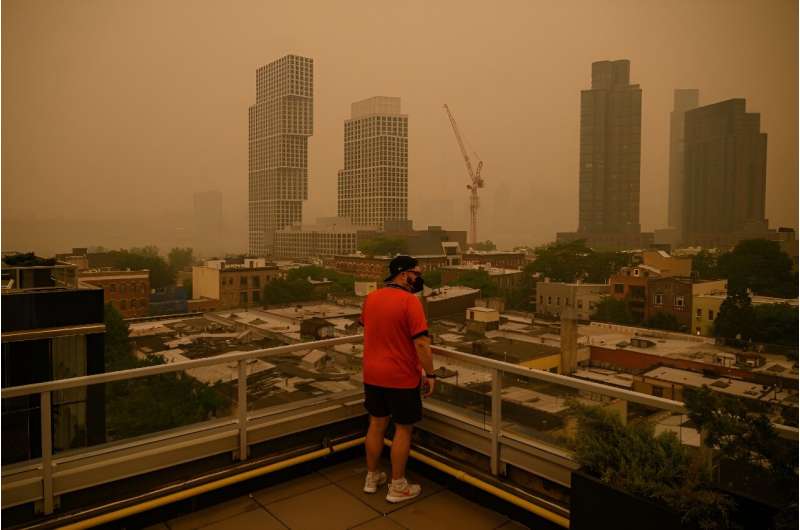 Heavy smog covers the skylines of the boroughs of Brooklyn and Manhattan in New York on June 7, 2023