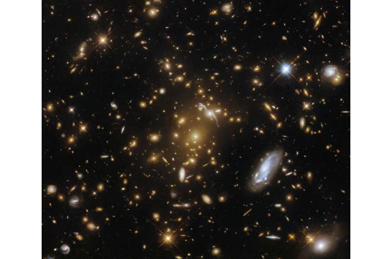 Hubble captures light-bending galaxy cluster MACS J1823.1+7822