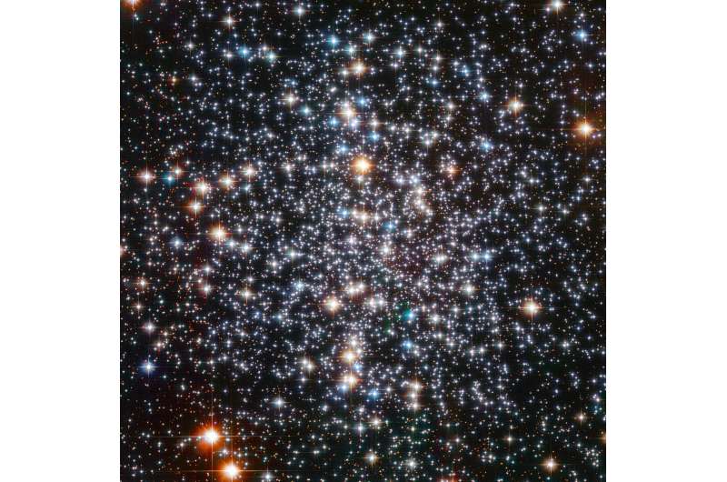 Imagen del telescopio espacial Hubble del cúmulo globular Messier 4. El cúmulo es una densa colección de varios cientos de miles de estrellas. Los astrónomos sospechan que en su núcleo se esconde un agujero negro de masa intermedia, 800 veces superior a la de nuestro Sol. Crédito: ESA/Hubble & NASA