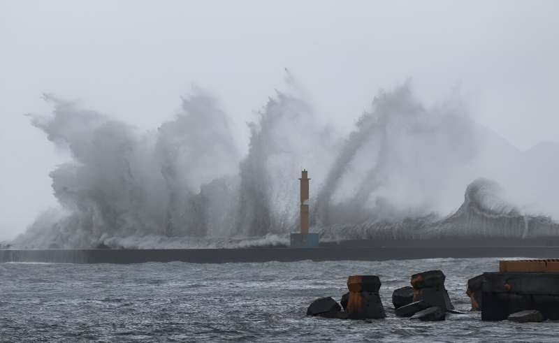 Huge waves are seen in Yilan as Typhoon Haikui makes its way to eastern Taiwan