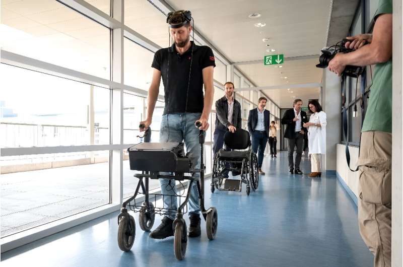 Em maio, um homem paralisado em um acidente de moto recuperou a capacidade de andar graças a implantes