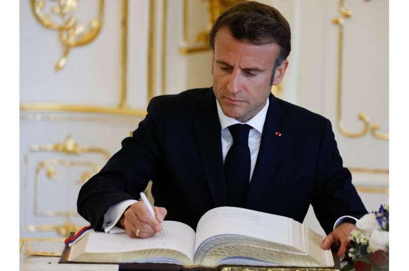 It is written: why France holds to analysing handwriting