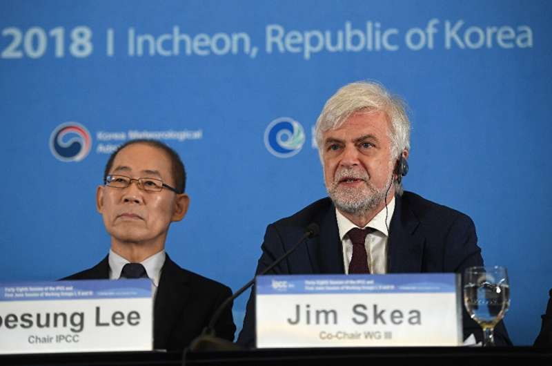 Jim Skea (R) succeeds Hoesung Lee (L), both seen here in October 2018, as chair of the UN climate panel