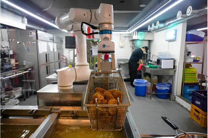 Kang's robot, composed of a simple, flexible mechanical arm, is capable of frying 100 chickens in two hours