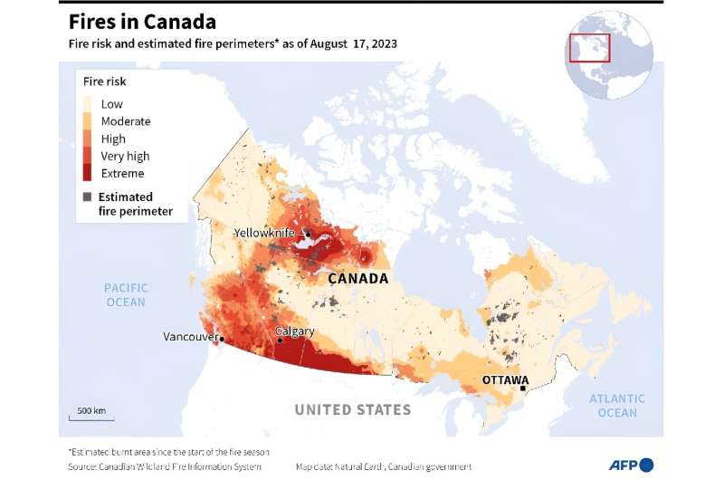 Map showing levels of fire risk and estimated perimeters of fires in Canada