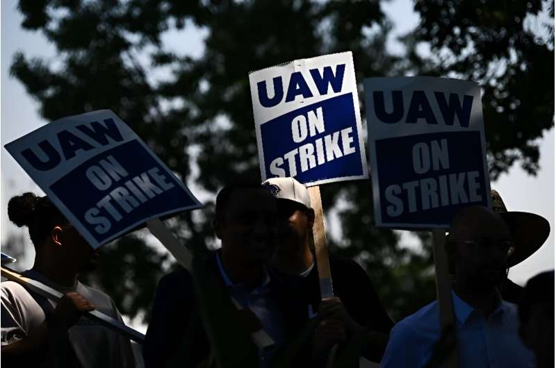 Members of the United Auto Workers (UAW) Local 230 and their supporters walk the picket line in front of the Chrysler Corporate Parts Division in Ontario, California, on September 26, 2023, to show solidarity for the &quot;Big Three&quot; autoworkers on s