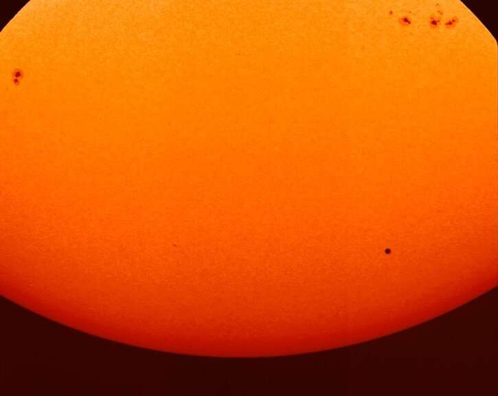 Mercury's black disc helps sharpen solar orbiter's view