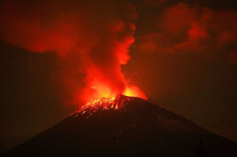 Вулкан Попокатепетль в Мексике выбросил в небо газ и пепел