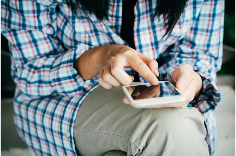 More than 4 hours of daily smartphone use associated with health risks for adolescents