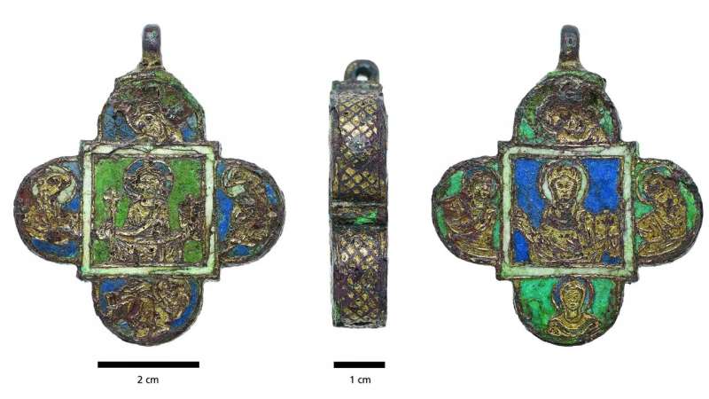 Neutrons expose the insides of a medieval pendant