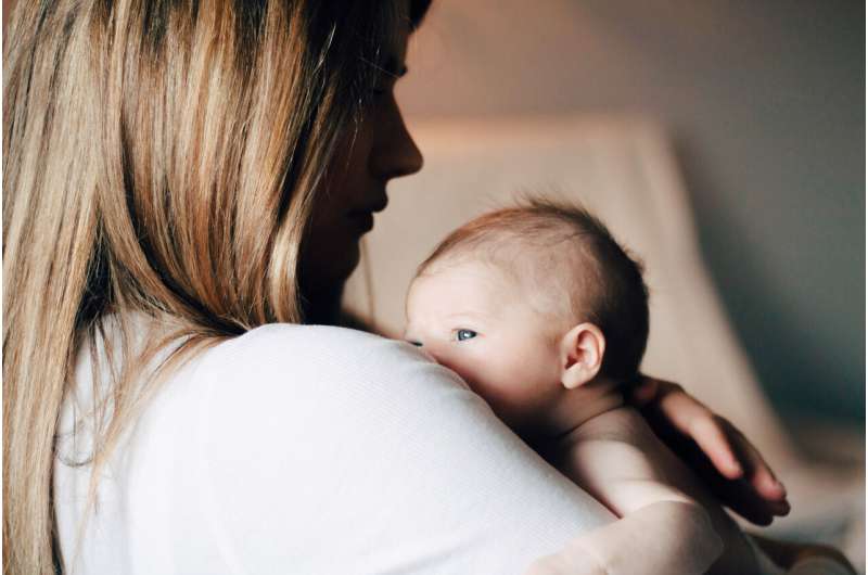 Novas mães e pais deixados despreparados para a paternidade por 'falhas' de saúde do governo, alerta relatório