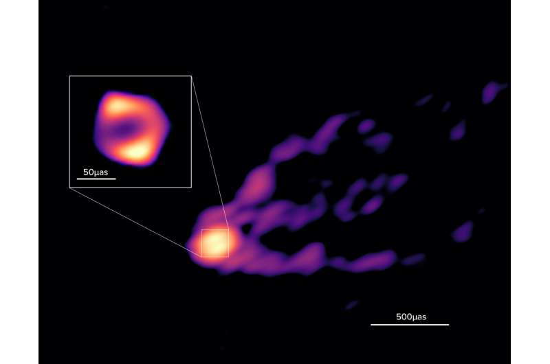 Телескопы NSF впервые сфотографировали сверхмассивную черную дыру M87 и массивный джет вместе
